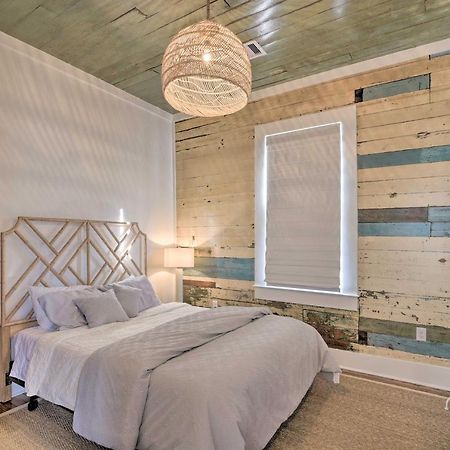 Bright Galveston Cottage Close To Beach And Strand Exterior photo