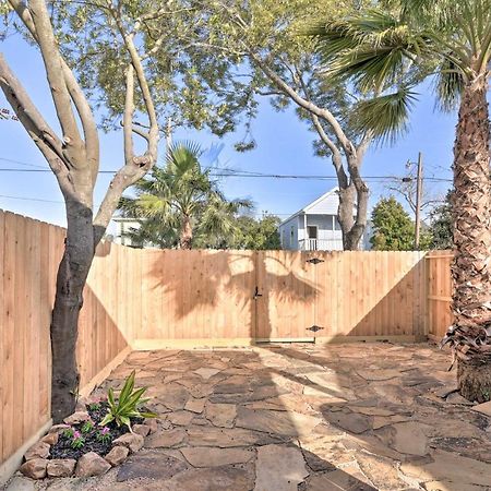 Bright Galveston Cottage Close To Beach And Strand Exterior photo