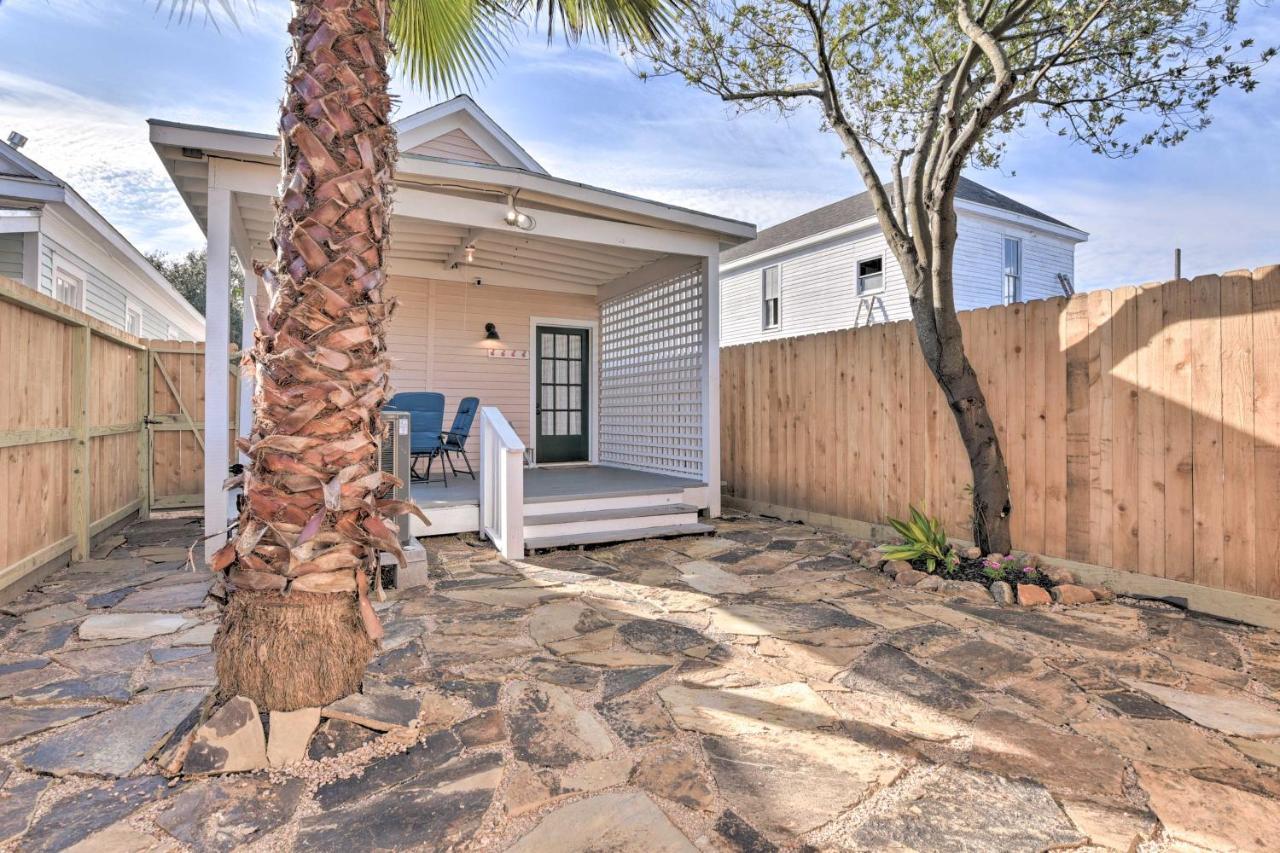 Bright Galveston Cottage Close To Beach And Strand Exterior photo